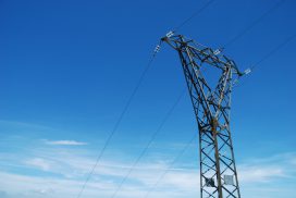 ispezione di un traliccio dell'alta tensione con il drone
