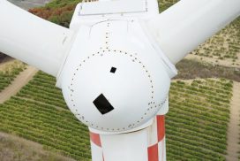 Ispezione di una pala eolica con il drone