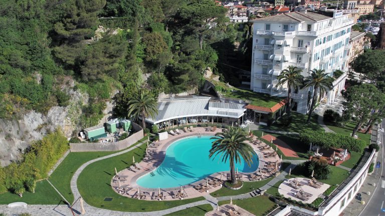 Un hotel in Liguria, ripreso dal drone