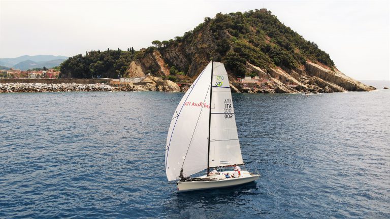 Barca a vela in regata vista dal drone