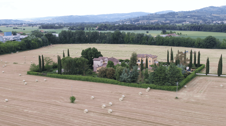 Una tenuta in Umbria vista dal drone