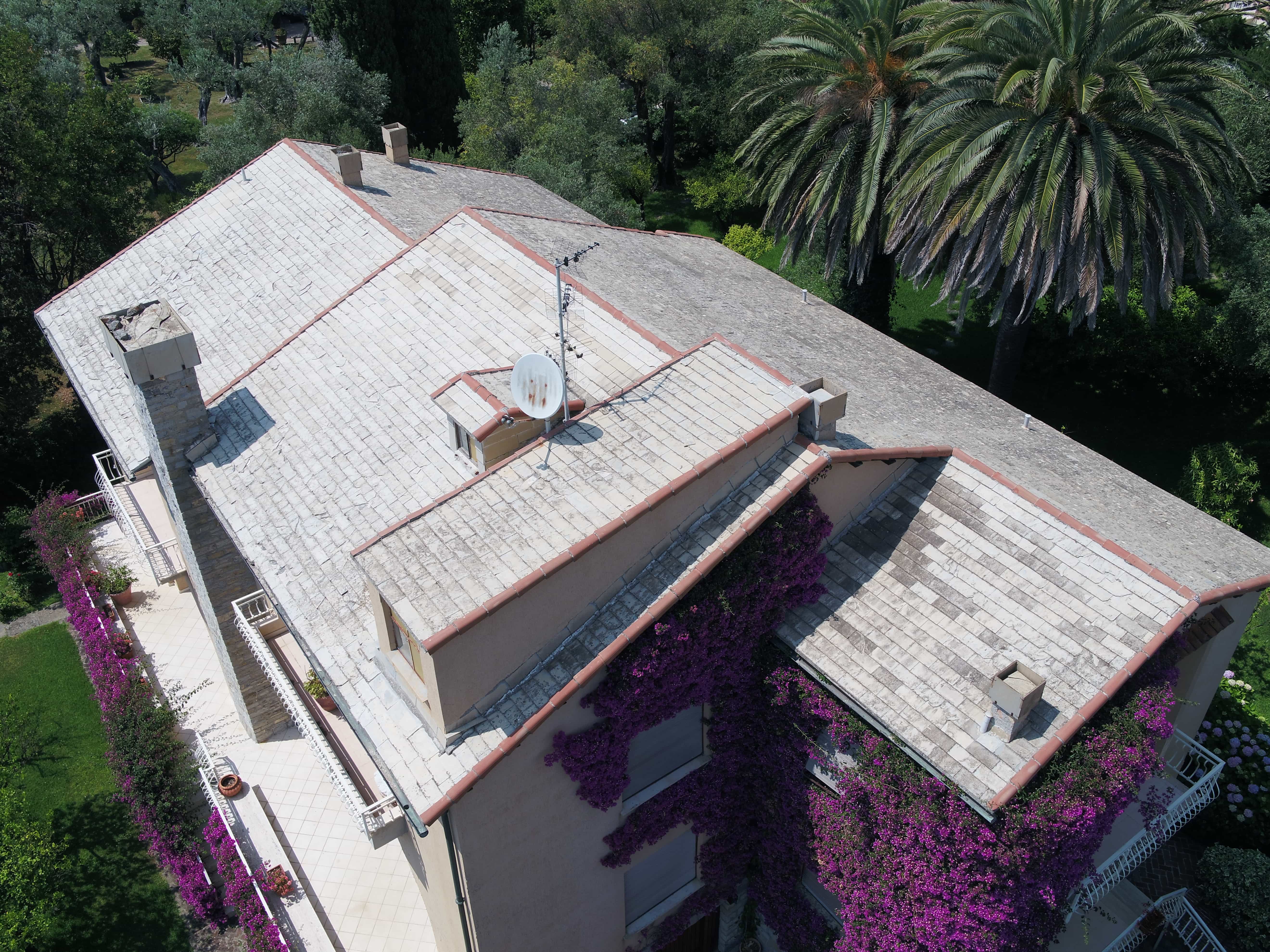vista-aerea-di-un-tetto-drone Vista aerea di un tetto ripresa dal drone